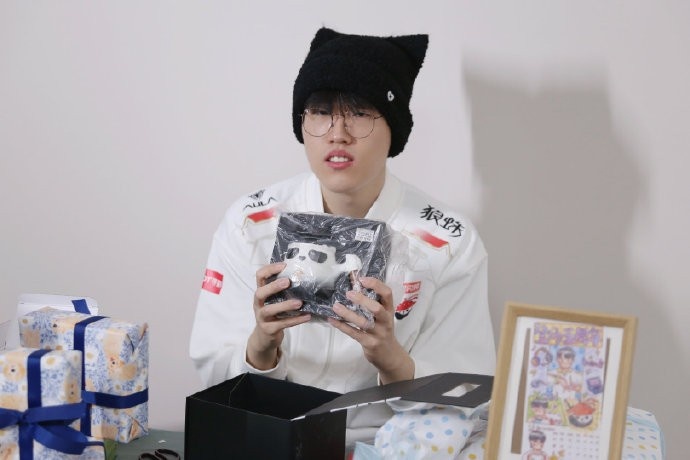 AL分享Kael五周年礼物开箱返图：大家为什莫给我这么多这个狗呀？